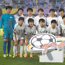 En larmes, sous le choc : les images troublantes des footballeuses nord-coréennes face à Kim Jong-un