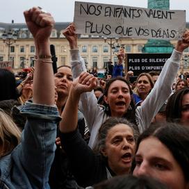 Des femmes manifestent devant le ministère de la Justice à Paris, le 8 juin 2026.