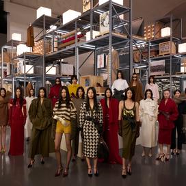 «Le vêtement doit accompagner la vie, l’alléger et la sublimer, jamais la compliquer», a rappelé Ian Griffiths, le directeur artistique de Max Mara, en dévoilant sa collection Croisière 2027 à Shanghai.
