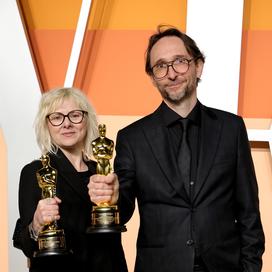 Olivier Persin présente son Oscar des meilleurs maquillages et coiffures, avec Stéphanie Guillon. (Beverly Hills, le 2 mars 2025.)