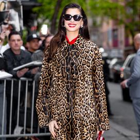 Anne Hathaway dans les rues de New York. (New York, le 28 avril 2026.)