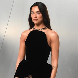 Dua Lipa et Callum Turner : l’histoire derrière le « oui »