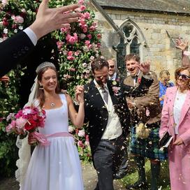 Lady Marina Windsor et son époux Nico Maucauley le jour de leur mariage. (Hovingham, le 20 juin 2026.)