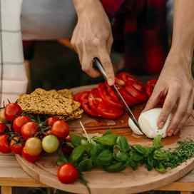 La tomate ronde et la tomate cerise se ressemblent, mais n’ont pas exactement les mêmes qualités nutritionnelles.
