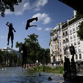 Des Parisiens profitent d’une baignade dans le Canal Saint-Martin durant la canicule, le 22 juin 2026.