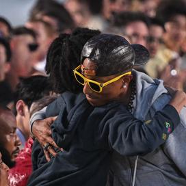 Après avoir conquis la Fashion Week, Pharrell Williams partage un moment complice avec les siens