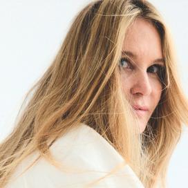 Top-modĂšle, entrepreneure et amie de la maison Dior, Elle Macpherson livre sa vision du bien-ĂȘtre et cultive l'art d'ĂȘtre pleinement soi.