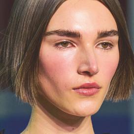 Sourcils épais vus sur un défilé de la maison Shiatzy Chen.