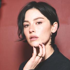 Gracie Abrams, chanteuse pop et égérie Chanel, en janvier 2026, à Los Angeles.