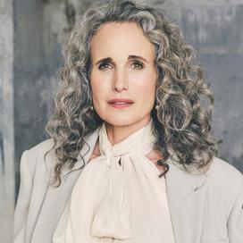 Andie Macdowell : "Le plus important en prenant de l'âge est d'avoir le bon cercle d'amis"