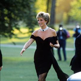 Lady Diana en 1994 à son arrivée à la Serpentine Gallery dans la célèbre revenge dress.