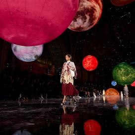 Pour marquer son premier défilé chez Chanel, le 6 octobre 2025, Matthieu Blazy a choisi un décor onirique formé de quinze planètes lumineuses géantes gravitant sous la nef du Grand Palais.