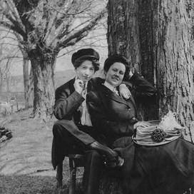 Couple de femmes près d’un arbre, vers 1910. Affiche de l’exposition Un Vestiaire à soi. Féminités dissidentes au 19e siècle au Palais Galliera.