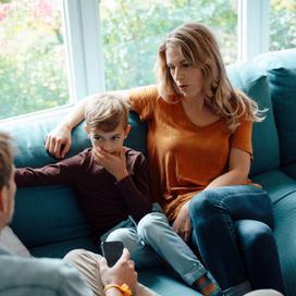 La psychologue Hélène Romano insiste sur la nécessité pour les parents de ne pas chercher à anticiper tous les dangers.