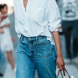 Le combo «chemise, jean large et mocassins» est l’allié idéal pour intégrer un souffle automnal dans son look, sans mourir de chaud.