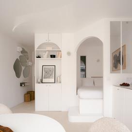 Comme un petit air de maison des Cyclades dans ce studio parisien rénové avec art et merveilleusement optimisé.