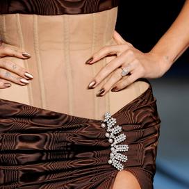 La manucure marron effet cat eye dâHailey Bieber au gala de lâAcademy Museum Ă Los Angeles. (18 octobre 2025)