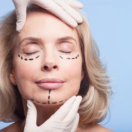 Vieillir naturellement ne signifie donc pas nĂ©cessairement renoncer Ă soi. Cela peut aussi ĂȘtre une façon dâaccepter que le visage tĂ©moigne du temps qui passe.