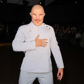 Alexis Stone en sosie de Thierry Mugler au défilé Mugler printemps-été 2027 à Paris. (4 octobre 2026)