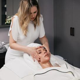 La facialiste Melanie Grant a gagnĂ© la confiance dâune longue liste de clientes VIP, parmi lesquelles Victoria Beckham, mais aussi celle de prestigieuses marques de cosmĂ©tiques qui sollicitent son expertise en matiĂšre de soins de la peau.