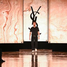 Saint Laurent printemps-été 2027 : le final du dernier défilé d'Anthony Vaccarello avec Charlotte Gainsbourg