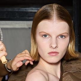 Impossible de négliger son cuir chevelu pour prendre soin de ses cheveux.