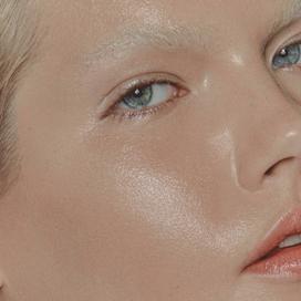 Maquillage Chanel : Hydra Beauty Micro CrÚme, Les Beiges Touche de teint B20, Les Beiges Concealer B10, Baume Essentiel Sculpting, Mascara Les Beiges Brun Acajou, Stylo Ombre et Contour Baby Yellowet Rouge Coco Hydra Gloss.