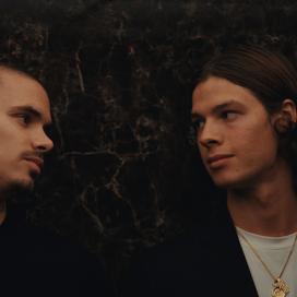 Romeo Beckham fait ses premiers pas au cinéma dans Forty Love (bande-annonce)