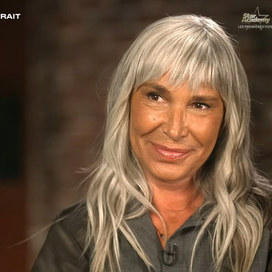 Zazie assume ses cheveux gris dans lâĂ©mission «Le Portrait : Zazie, le goĂ»t de la liberté», diffusĂ©e sur TF1 le samedi 17 octobre.
