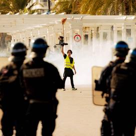 À Nice, plusieurs milliers de personnes se sont rassemblées pour défiler dans la ville, notamment le long de la Promenade des Anglais, où des affrontements avec les forces de l’ordre ont eu lieu. (Nice, le 17 octobre 2026).