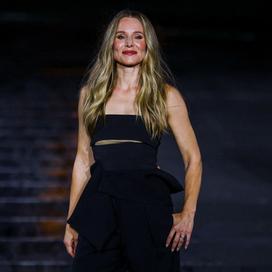 Lors de la dernière Fashion Week parisienne, Kristen Bell a joué les mannequins pour le défilé L’Oréal Paris, dont elle est égérie. (28 septembre 2026)