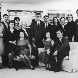 Portrait de famille des Kennedy, prise à Hyannis Port, Massachusetts, en 1960.