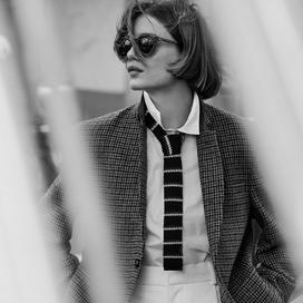 Une allure de dandy moderne, émancipée des codes, comme une évidence de l'élégance. Veste en tweed, chemise et pantalon en coton Cyrillus. Lunettes Paul Smith, cravate en maille Polo Ralph Lauren. Réalisation Sylvie Clemente. Coiffure Claudio Belizario. Maquillage Céline Exbrayat. Mannequin : Mandy, (Cover).