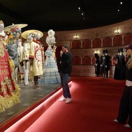 Estelle Lefébure visite l'incroyable exposition Dolce&Gabbana au Grand Palais dans Le Figaro La Nuit
