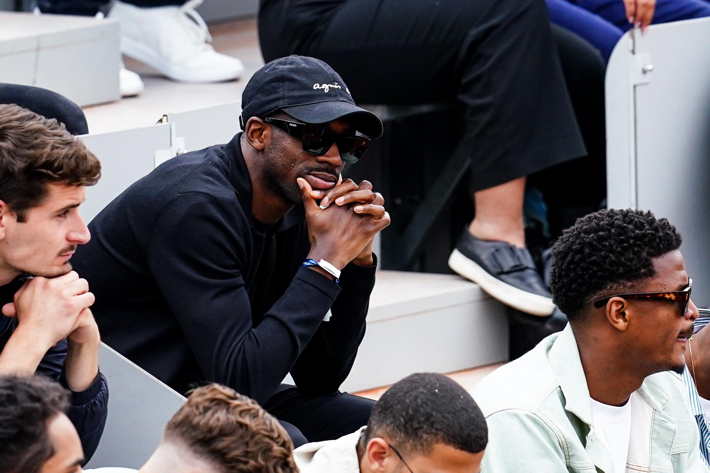 Roland-Garros : « Allez, Ousmane, ramène-nous la Ligue des Champions » quand Dembélé, et les joueurs du PSG s’invitent dans le temple de la terre battue