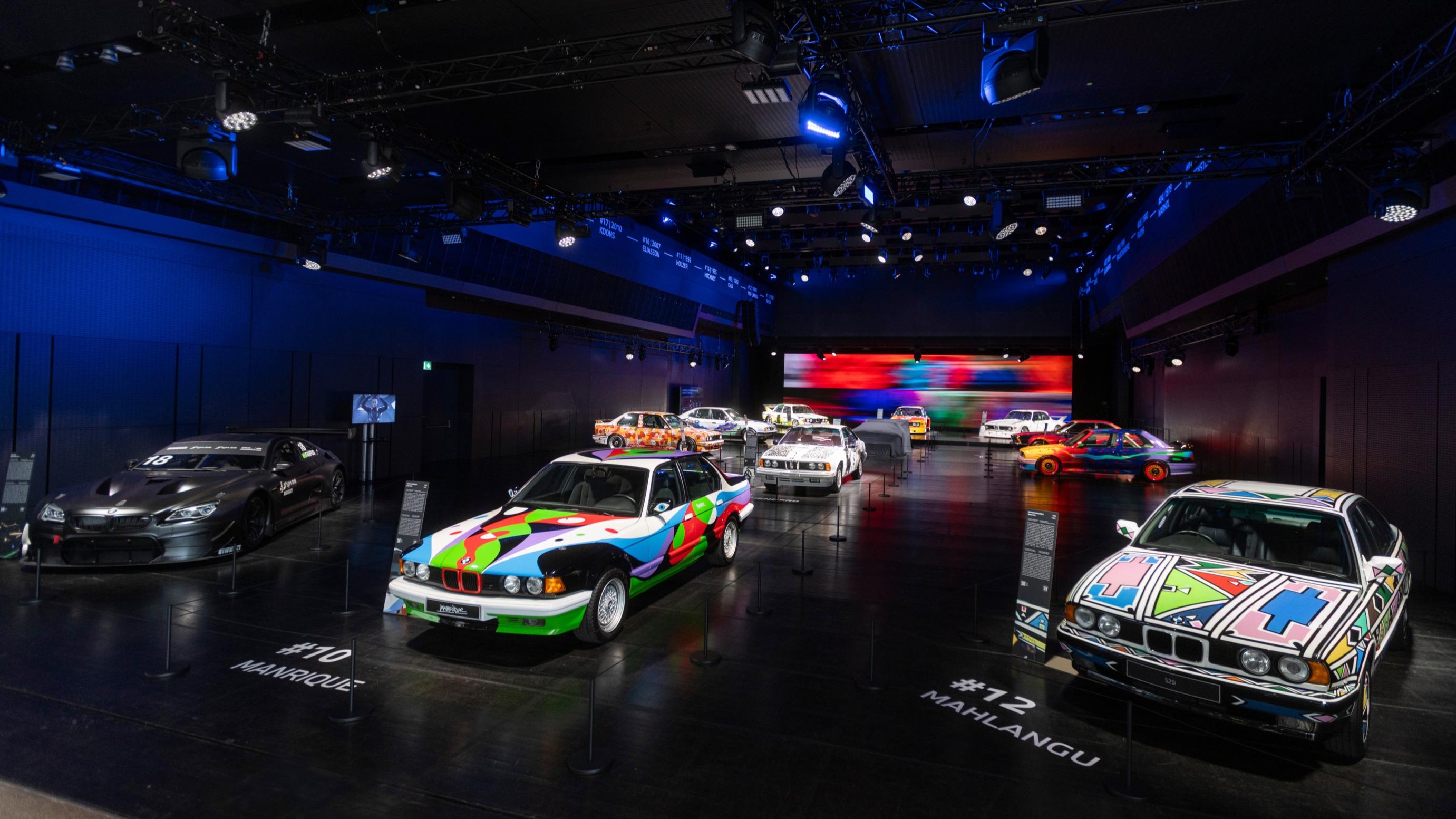 Une voiture de sport exposée dans un musée au design moderne.