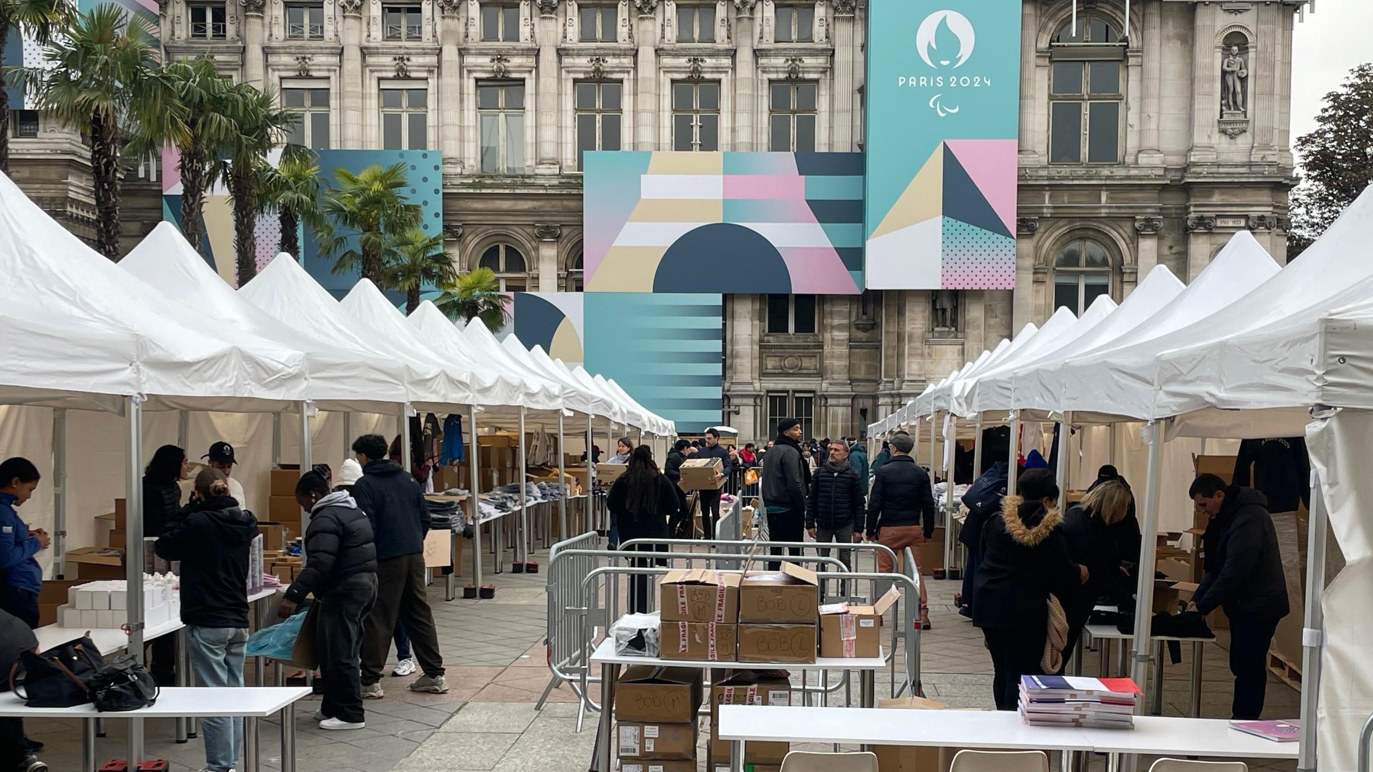 JO 2024 : à Paris, les fans rallument la flamme lors de la grande braderie