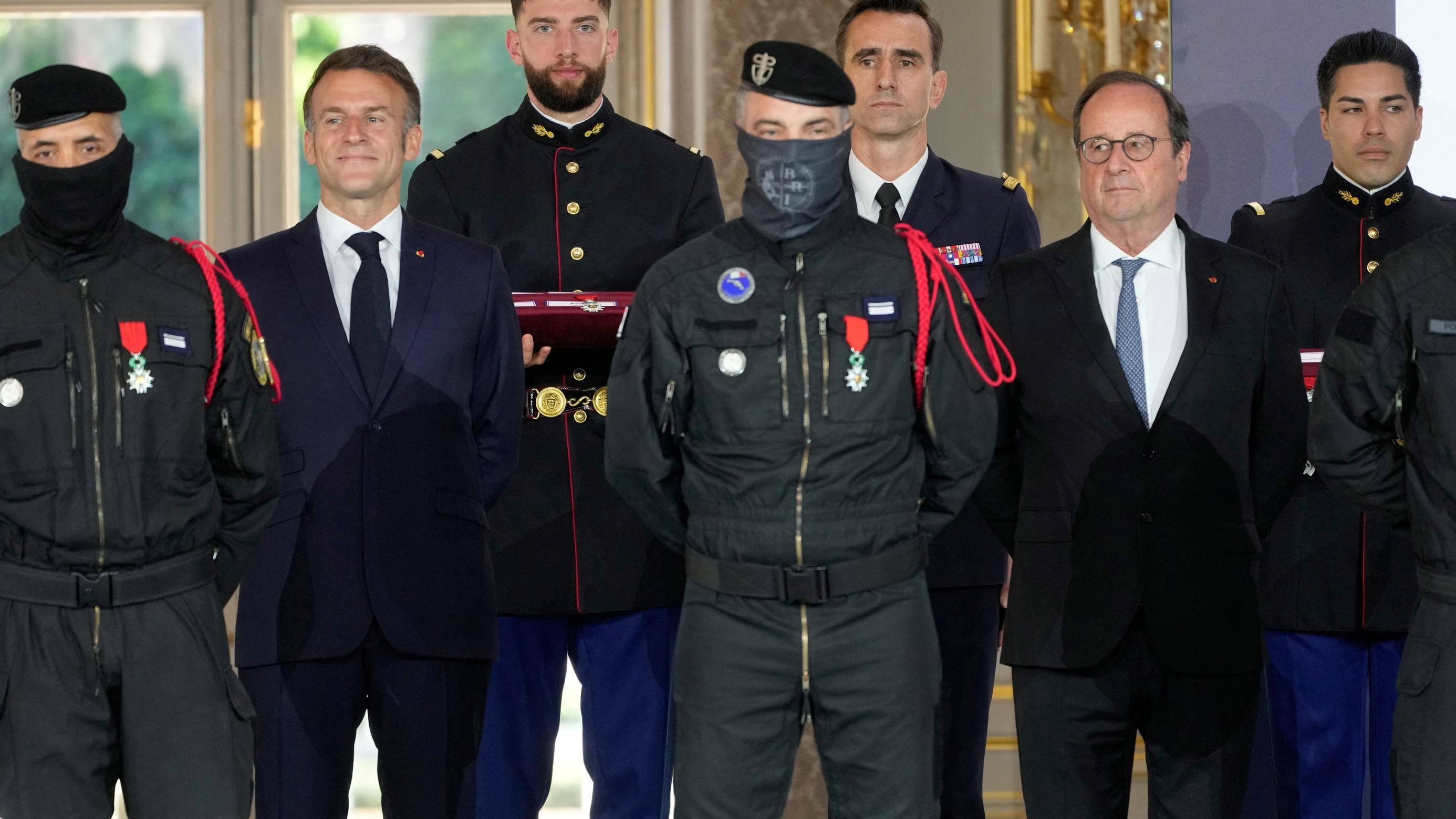 BRI, RAID, sapeurs-pompiers... La France honore les héros du Bataclan sur fond de polémique