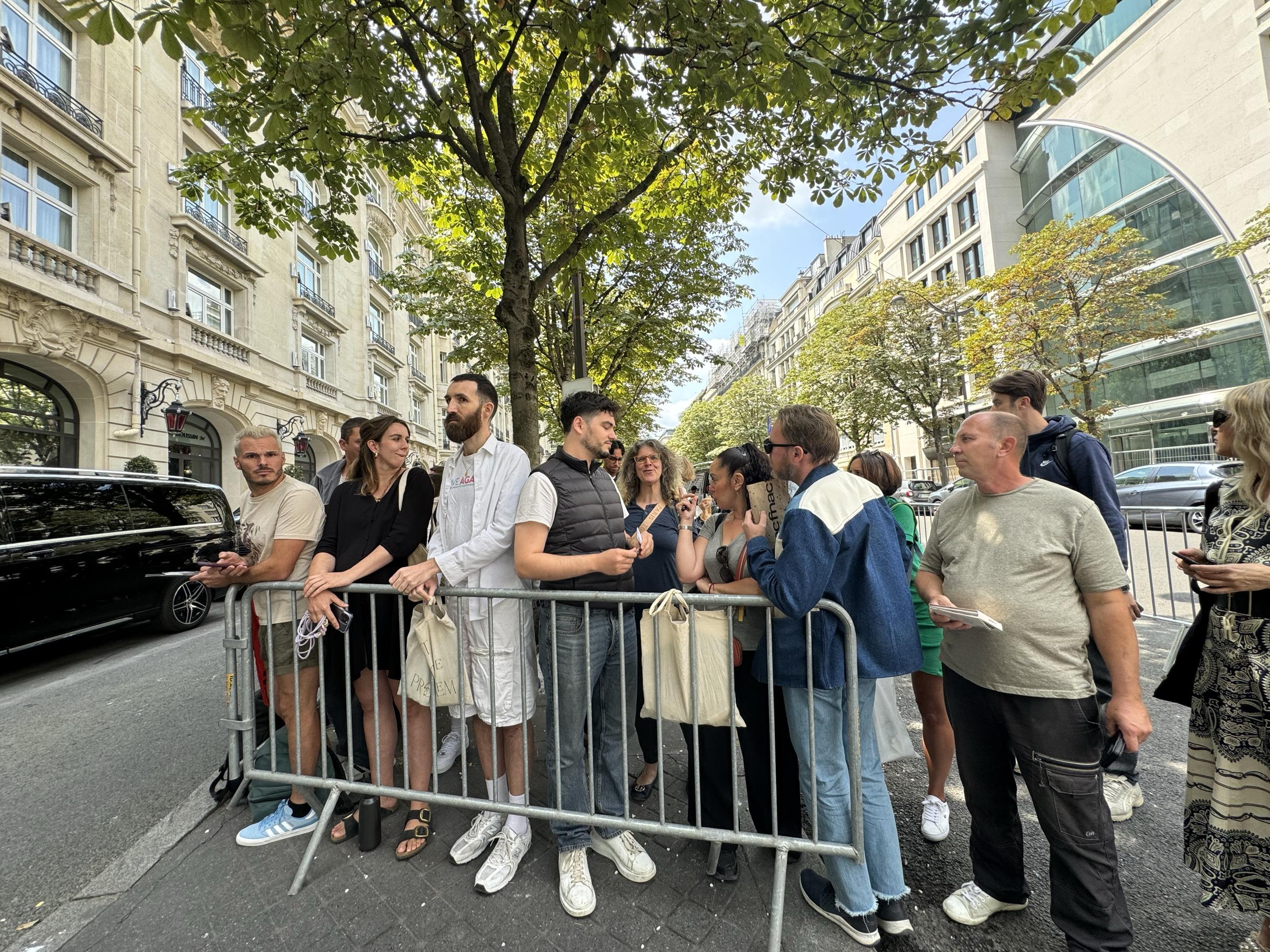 «Elle est géniale !» : les fans de Céline Dion, postés devant son hôtel, sont sûrs qu’elle va chanter aux JO