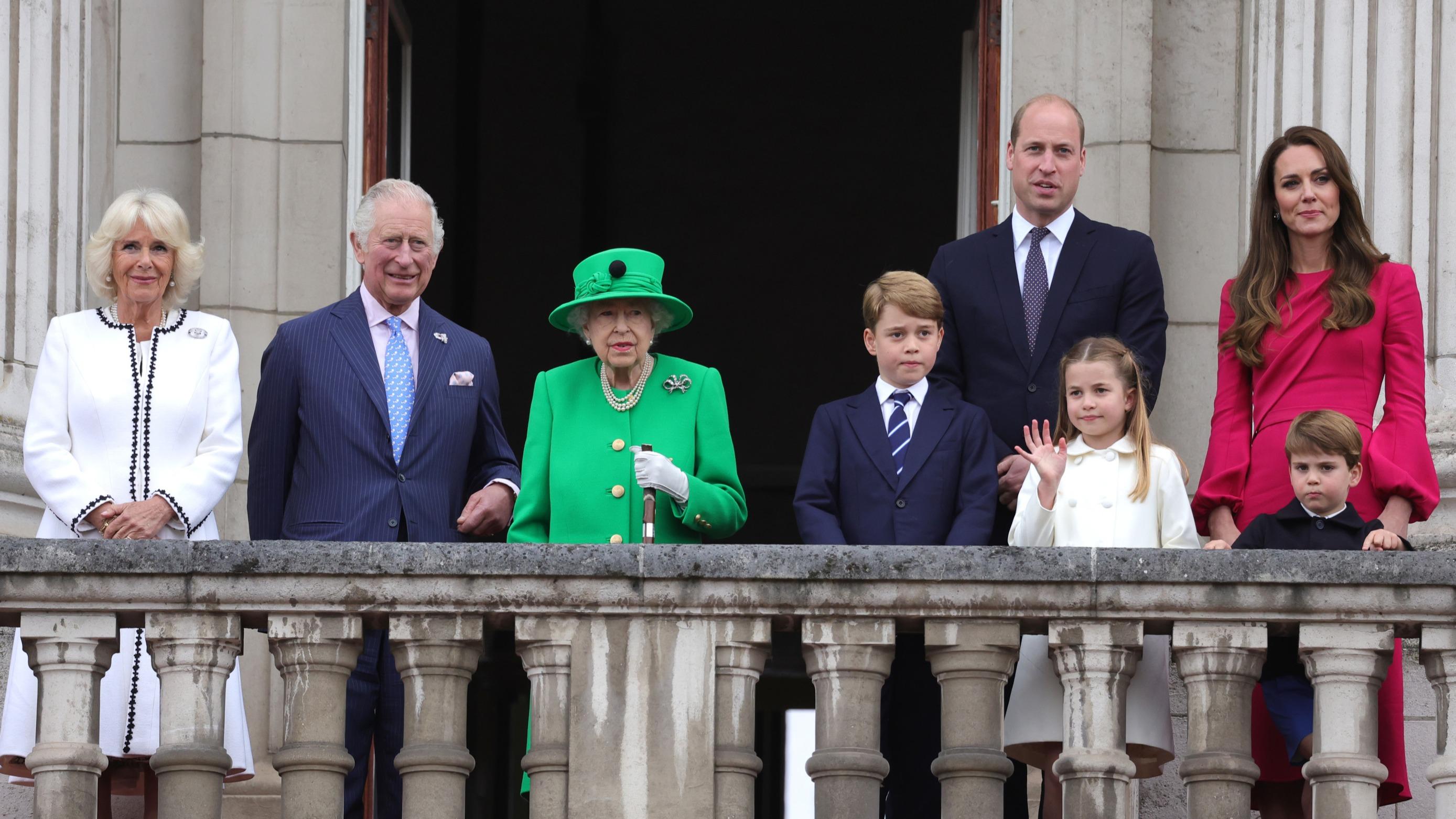Elizabeth II apparaît une nouvelle fois au balcon de Buckingham Palace, au son de l&#039;hymne national