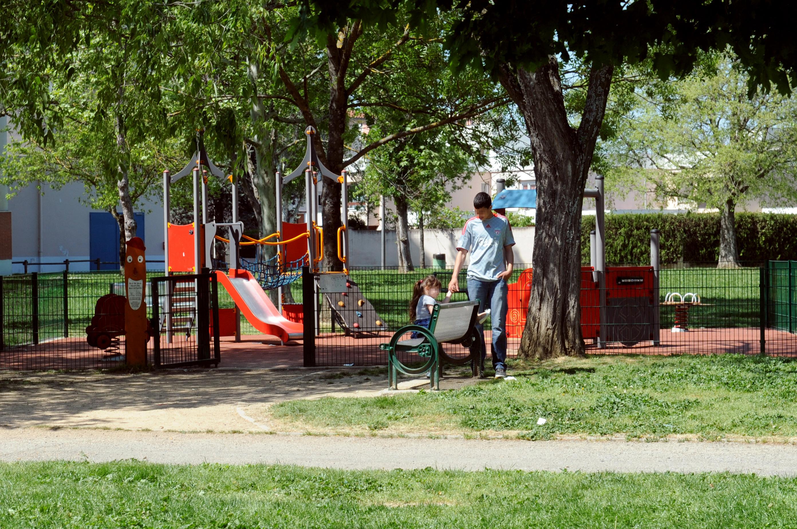 Enfant brûlé à la soude à Toulouse : trois suspects de 11 et 12 ans identifiés