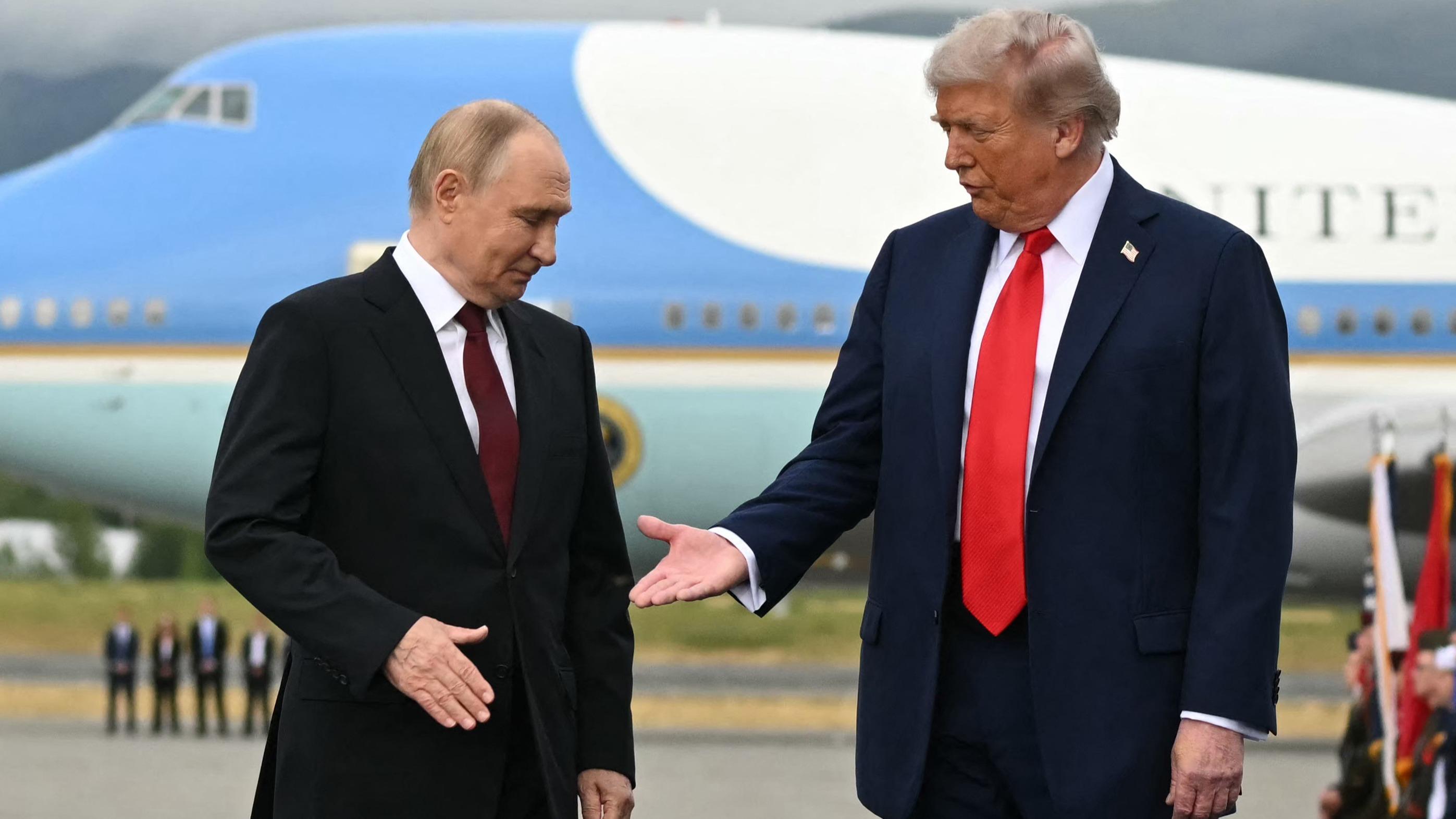 Entre Donald Trump et Vladimir Poutine, une étrange complicité de moins en moins ambiguë