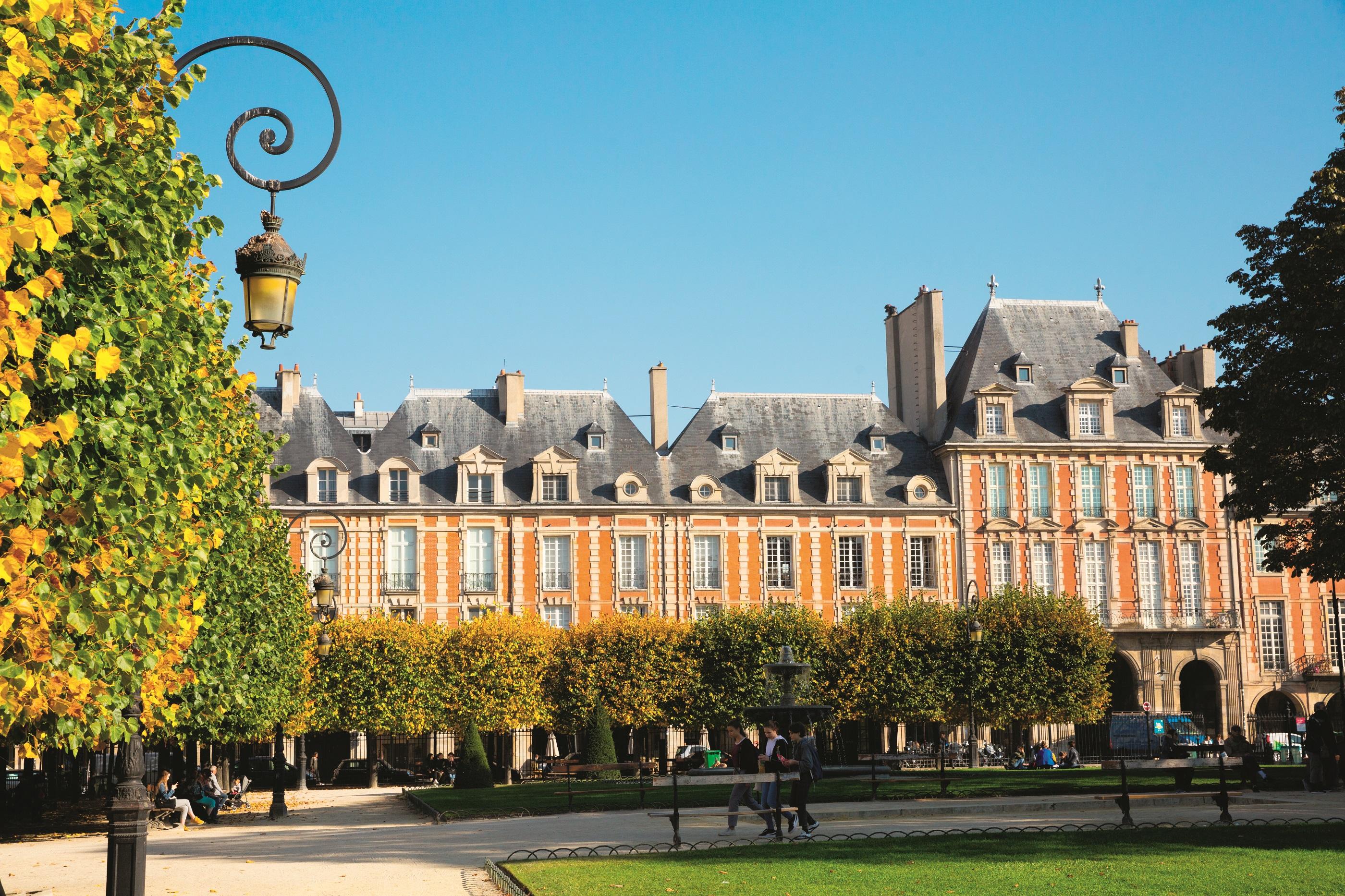 La place des Vosges (4<sup>e</sup>), une adresse dont la cote ne baisse pas.