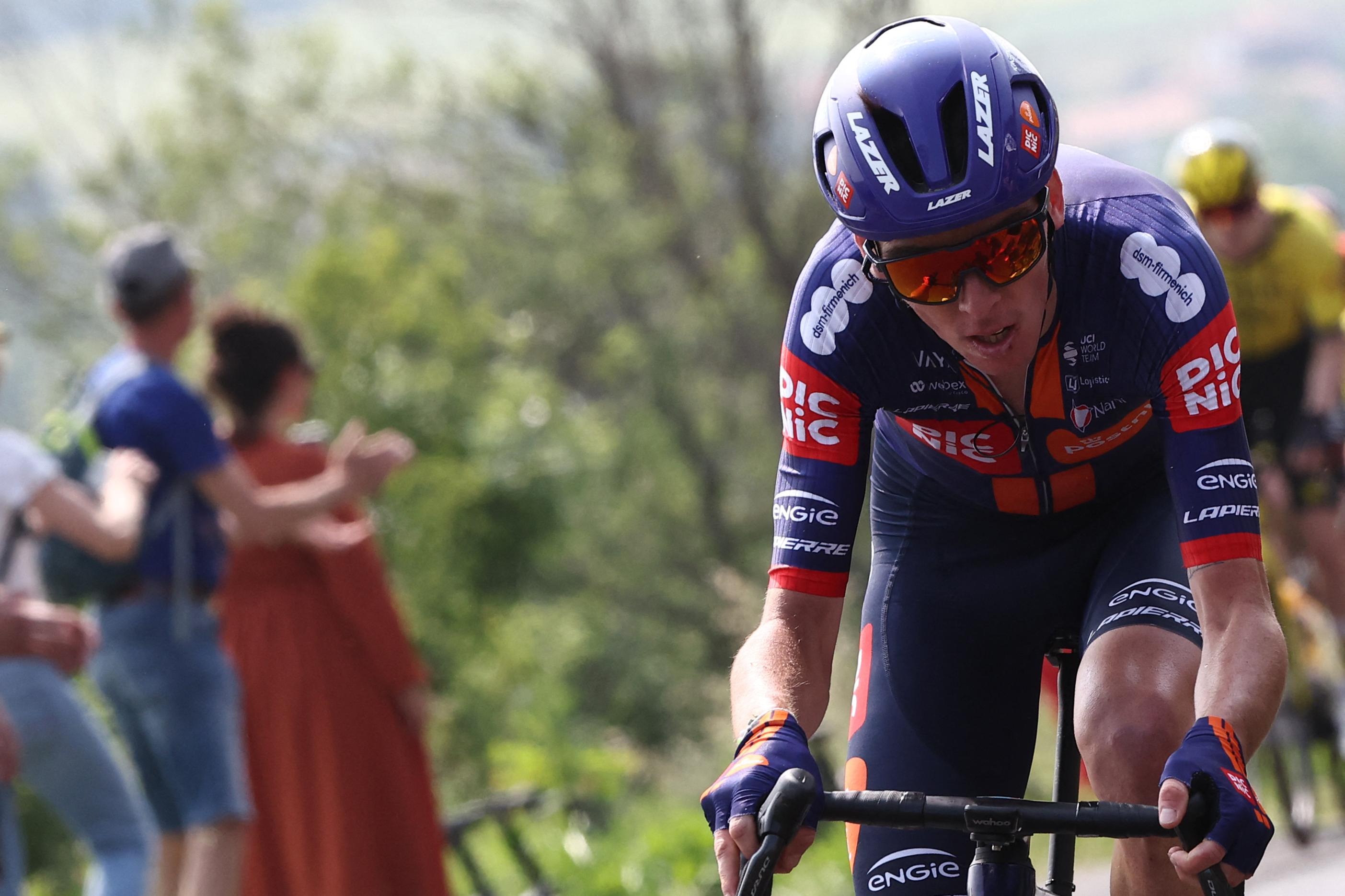EN DIRECT - Critérium du Dauphiné : Van der Poel et Bardet à l’avant, petit avertissement pour Evenepoel... Suivez la première étape de montagne