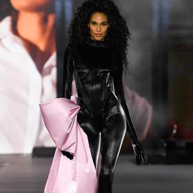 Andie MacDowell étincèle sur le podium de la Fashion Week de Paris