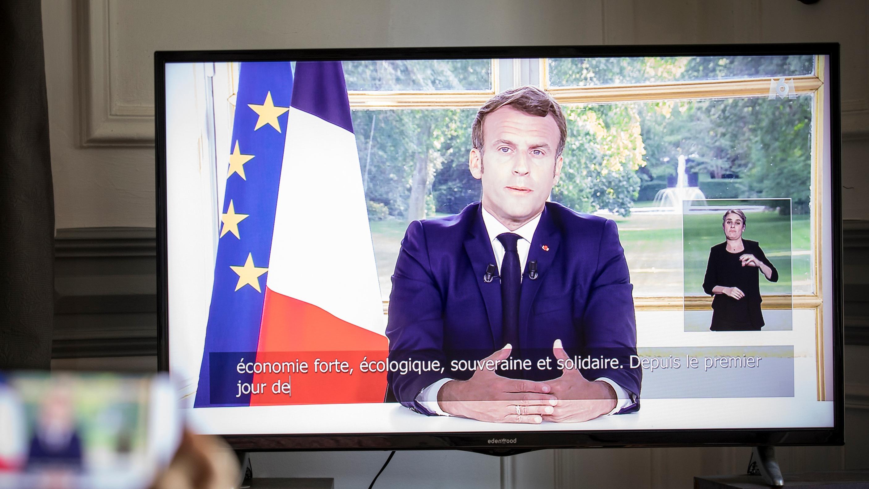 « Il faut que je parle dans le poste » : du Covid à la dissolution, les secrets des allocutions télévisées d’Emmanuel Macron