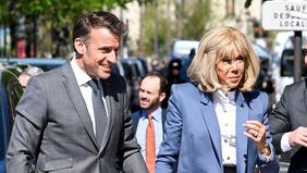 PHOTOS - Au Salon du Livre, Brigitte Macron, très élégante en long