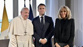 PHOTOS - Au Salon du Livre, Brigitte Macron, très élégante en long