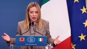 Au G7, passes d'armes entre Macron et Meloni