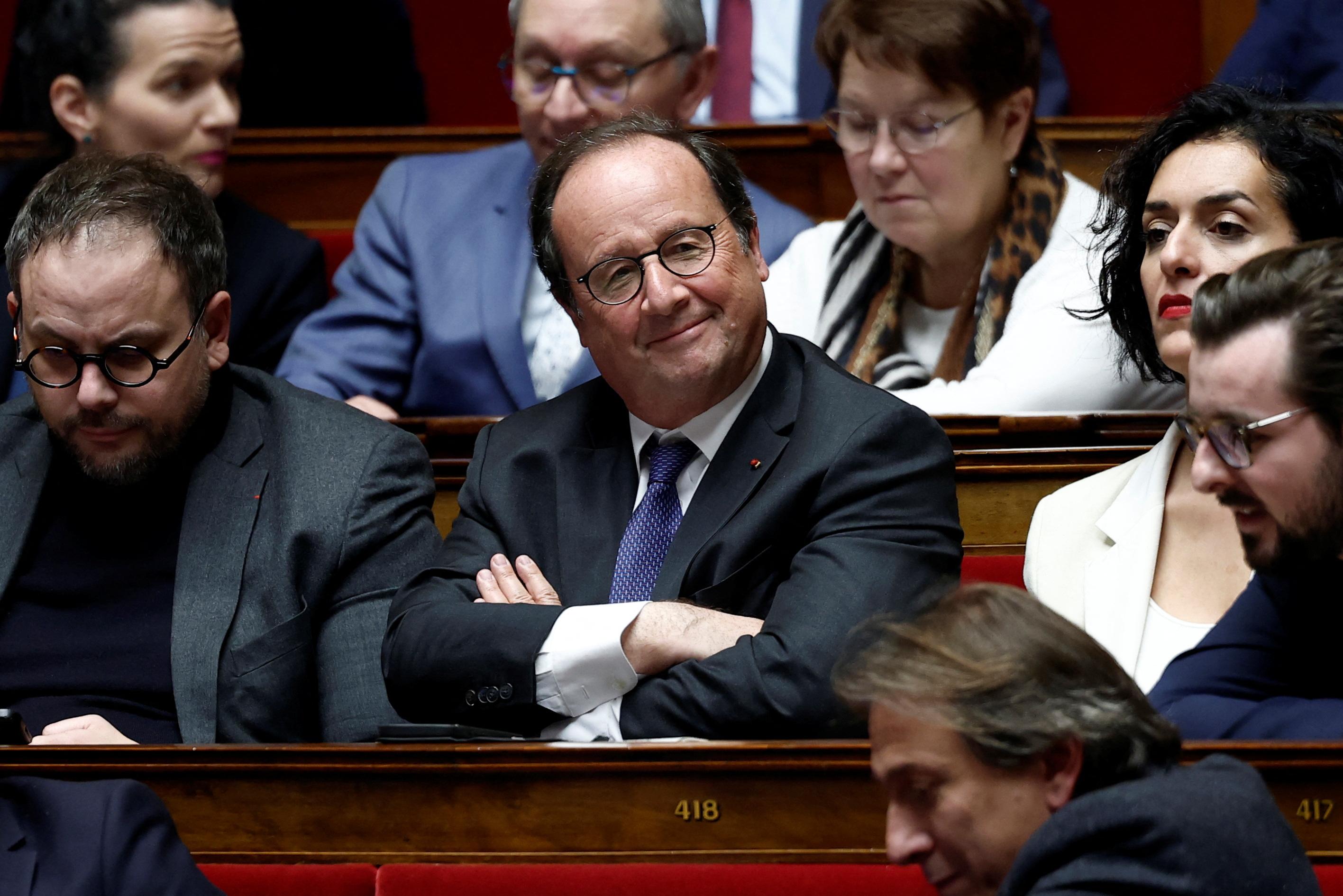 «Les socialistes ont la clé jusqu'en 2027», affirme François Hollande